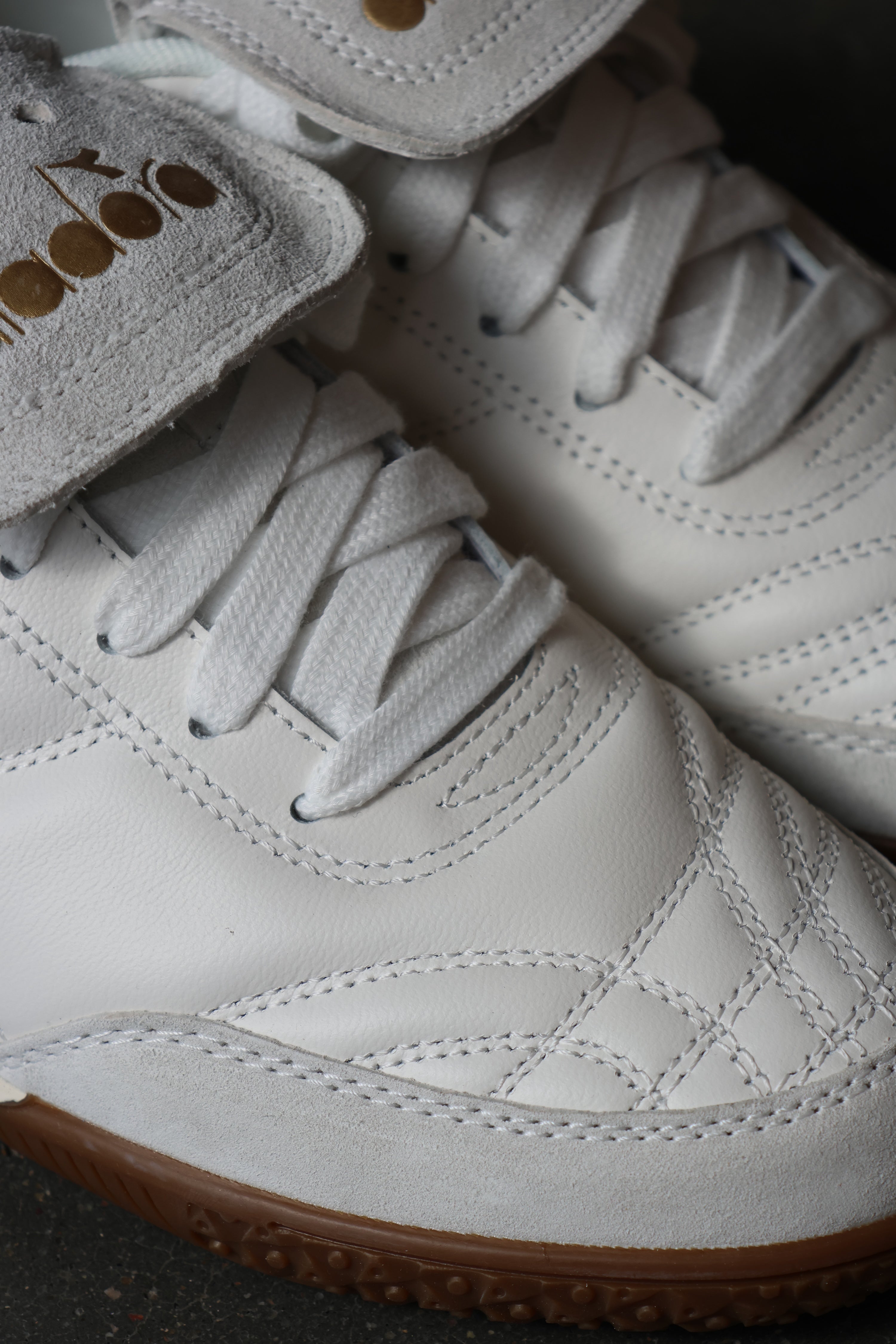 Gold Indoor White/Black