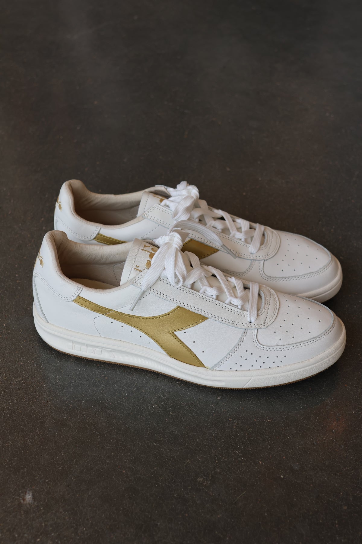 B.Elite White/Gold