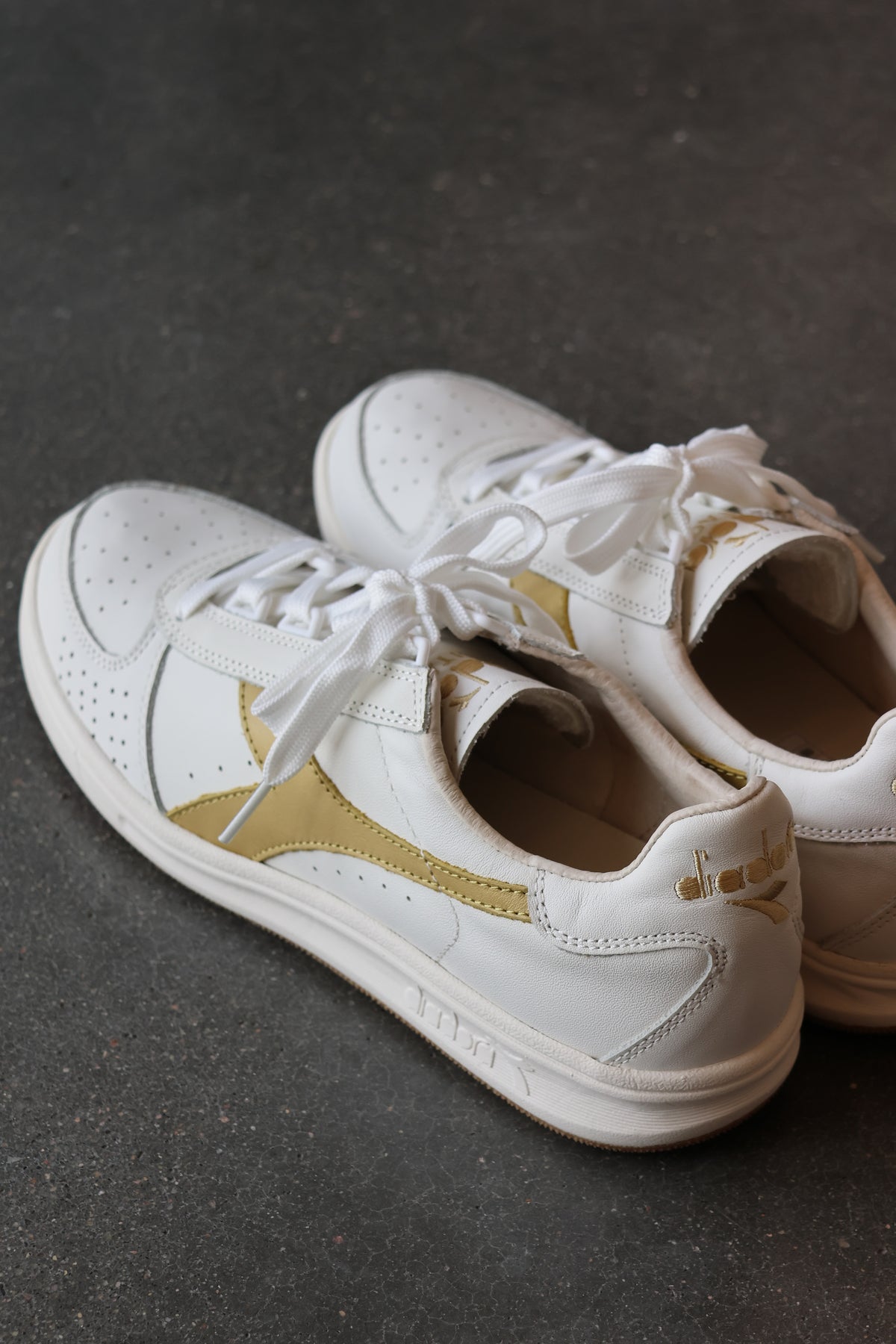 B.Elite White/Gold