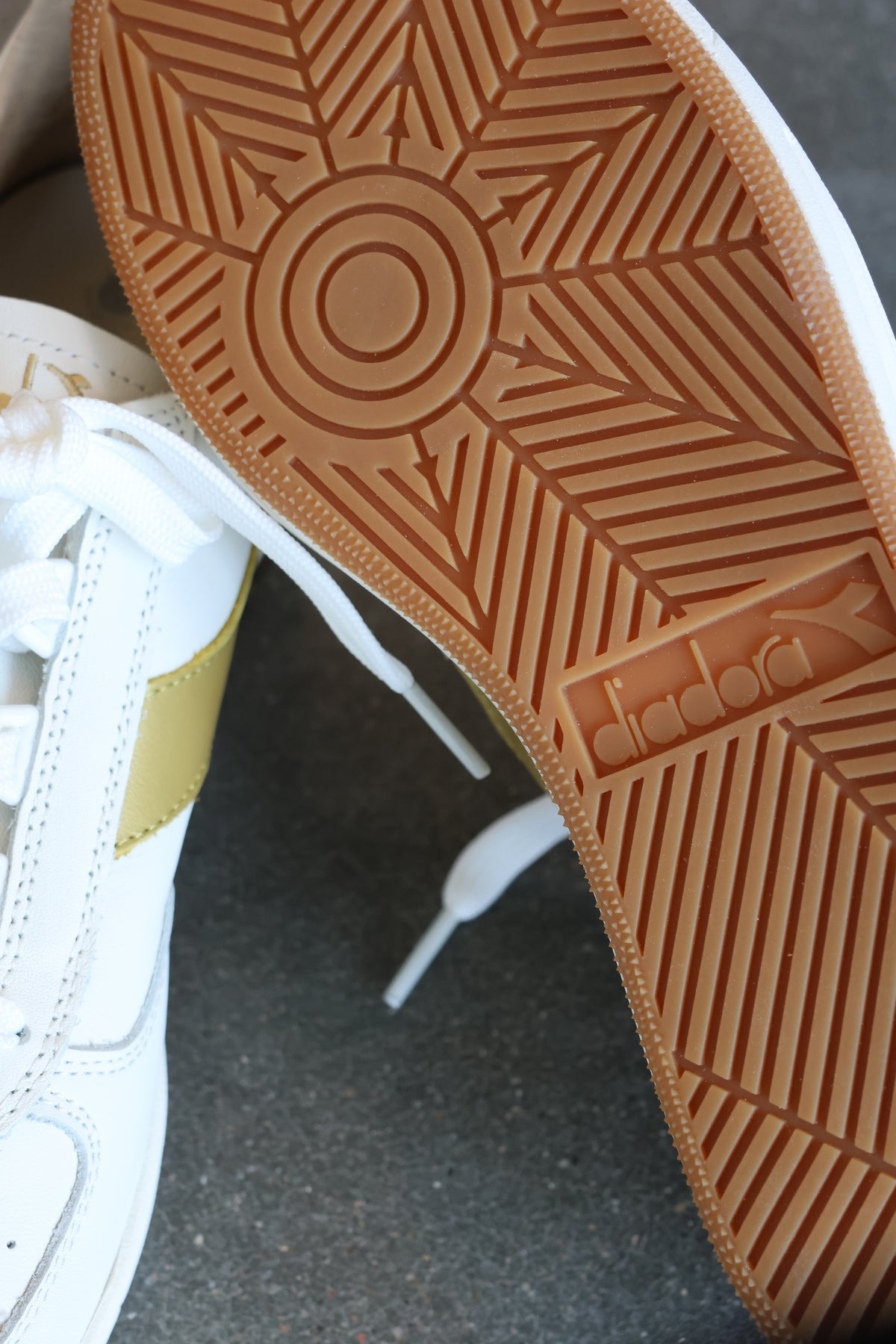 B.Elite White/Gold